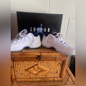 Air jordan 11 retro low (GS) brand new